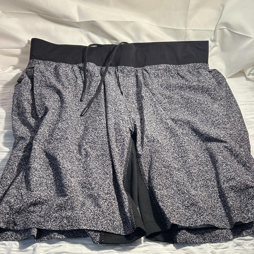 Lululemon Mens Black and white Shorts size XL- 5 pockets in total